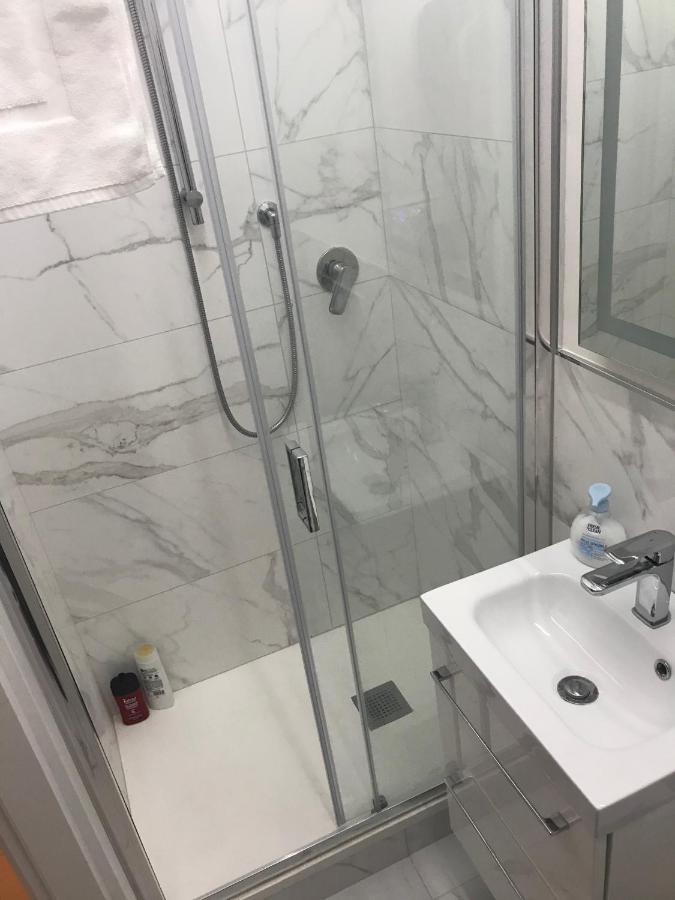 בולוניה Tra Le Torri B&B - Ampia Stanza Privata In Appartamento Con Bagno Privato Accessibile Da Corridoio מראה חיצוני תמונה